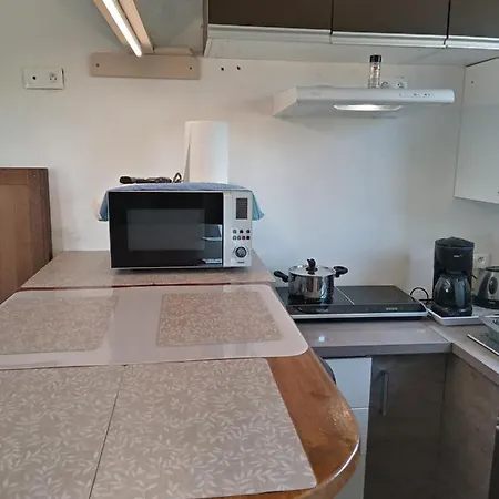 La Petite Maison Au Calme Dans Les Champs *